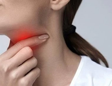 Όλες οι πιθανές αιτίες που σας κάνουν να «καθαρίζετε» συνέχεια τον λαιμό σας